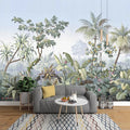 Papier peint panoramique jungle tropicale verte derrière un canapé gris au salon