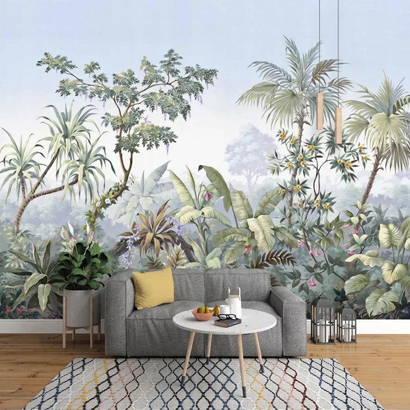Papier peint panoramique jungle tropicale verte derrière un canapé gris au salon