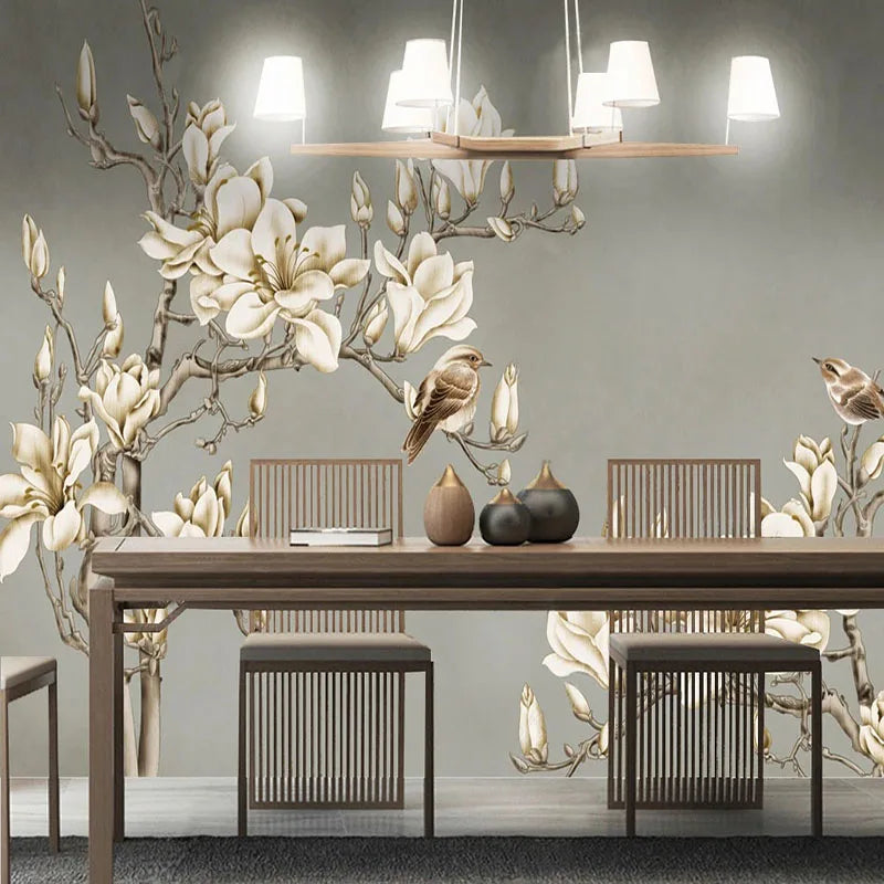 Papier peint panoramique de magnolias ivoire et oiseaux sur fond gris, salle à manger