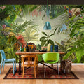 Papier peint panoramique jungle tropicale avec perroquet et feuillages verts dans une salle à manger