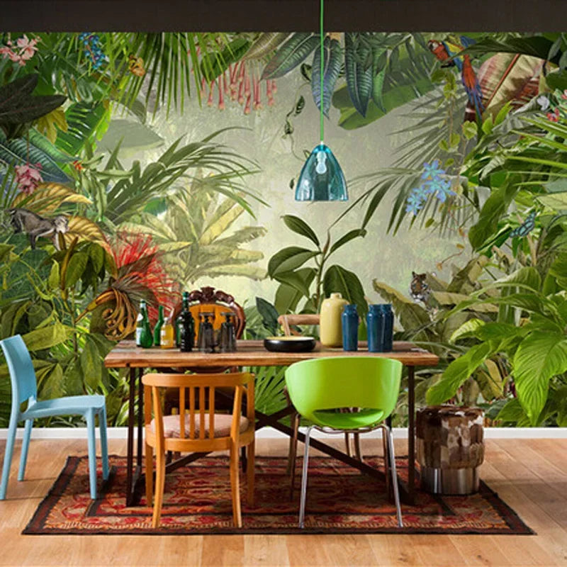 Papier peint panoramique jungle tropicale avec perroquet et feuillages verts dans une salle à manger
