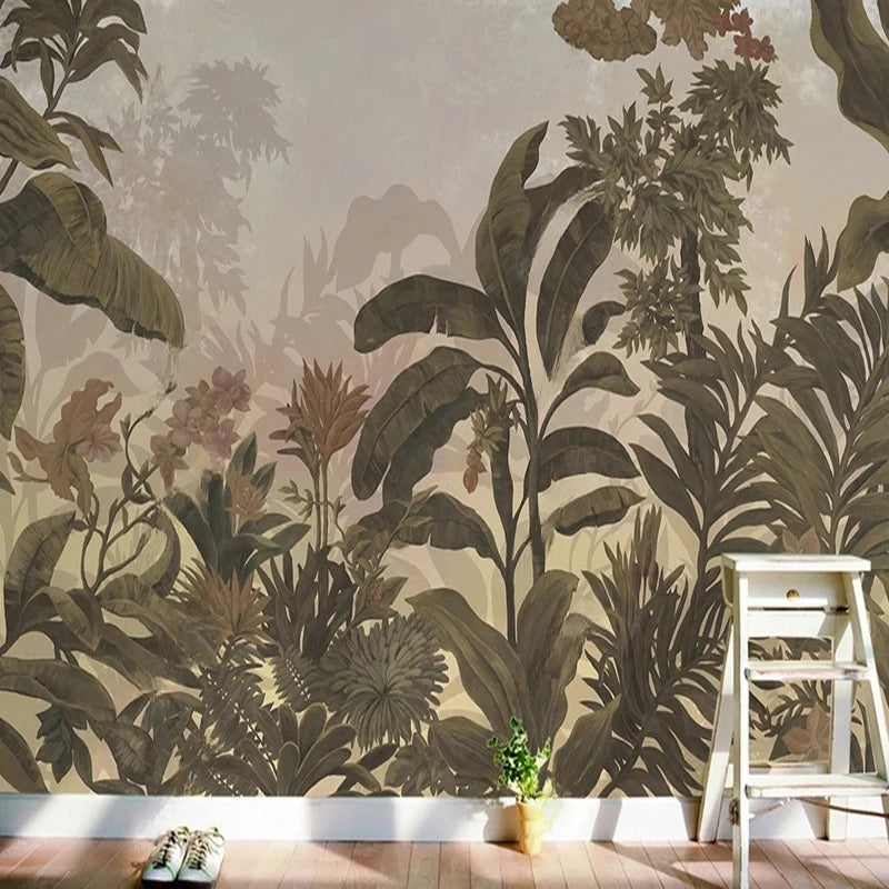 Papier peint panoramique jungle tropicale aux feuillages vert olive sur fond beige