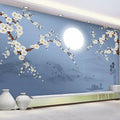 Papier peint panoramique bleu avec pruniers en fleurs, lune et montagnes à l'encre