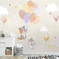 Papier peint chambre d'enfant avec deux chats tenant des ballons pastel et nuages