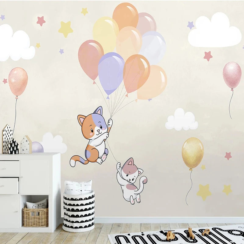 Papier peint chambre d'enfant avec deux chats tenant des ballons pastel et nuages