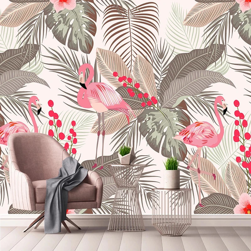 Papier peint tropical avec flamants roses, palmes vertes et baies rouges dans un salon