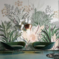 Papier peint panoramique jungle tropicale vert avec palmes, fleurs roses et papillons dans un salon