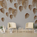 Papier peint panoramique de grandes feuilles dorées nervurées sur fond gris, salon clair