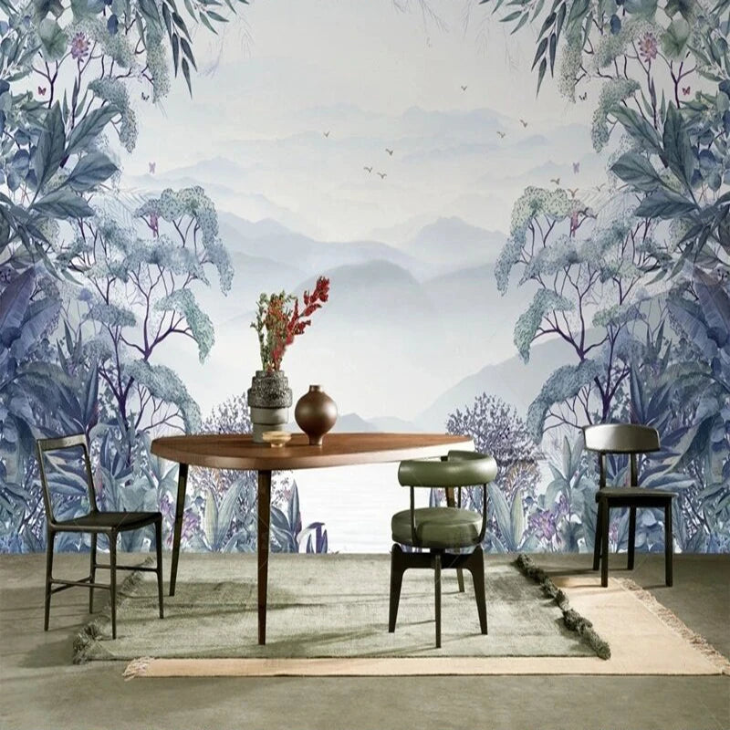 Papier peint panoramique de montagnes brumeuses et feuillages bleus dans une salle à manger