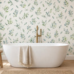 Papier peint à motif de branches d'eucalyptus aquarelle vertes dans une salle de bain claire