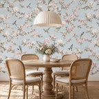 Mur de salle à manger orné de magnolias, fleurs roses et oiseaux sur fond bleu