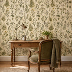 Papier peint à motif d'herbier, fougères et fleurs sauvages vertes sur fond crème, bureau en bois