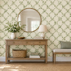 Mur d'entrée en papier peint treillage vert sauge fleuri, console en bois et miroir rond