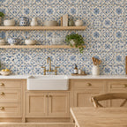 Papier peint motif carreaux azulejos bleus dans une cuisine en bois clair