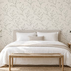 Chambre blanche avec mur orné de branches feuillues dessinées au trait noir