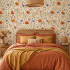 Chambre avec papier peint fleuri coquelicots et marguerites, lit en cannage et linge terracotta