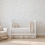 Papier peint à étoiles, lunes dorées et nuages gris dans une chambre de bébé