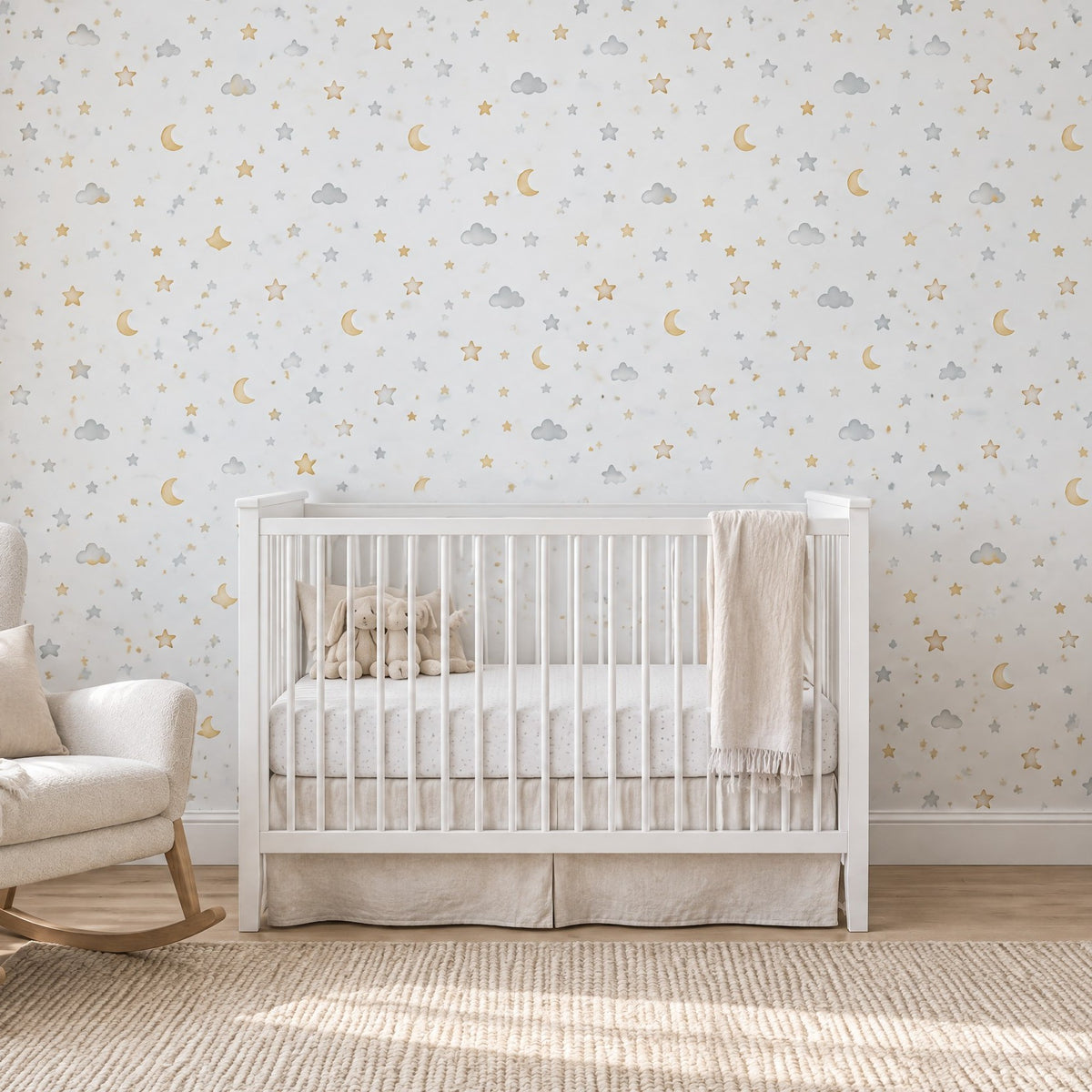 Papier peint à étoiles, lunes dorées et nuages gris dans une chambre de bébé
