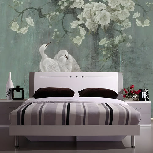 Aigrettes et fleurs de poirier dans une chambre