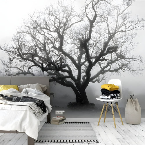 Arbre et cerfs dans la brume, dans une chambre lumineuse
